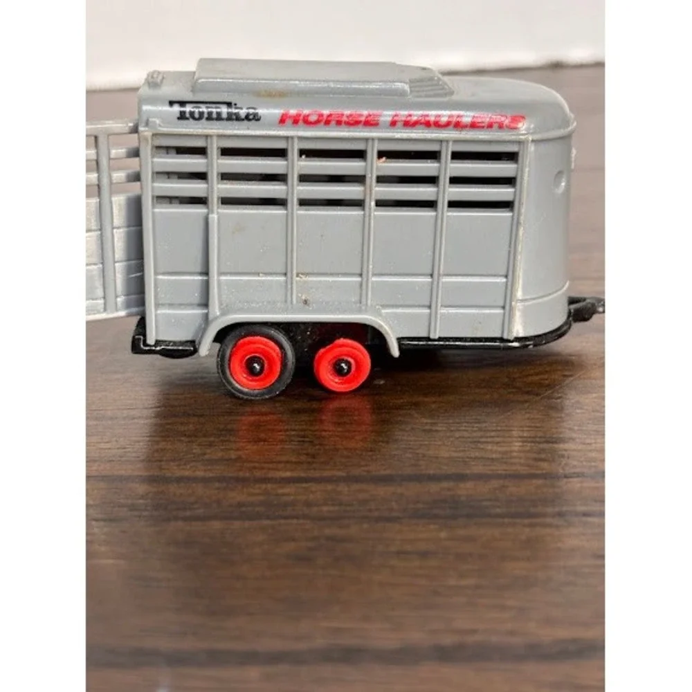 Maisto Tonka Tractor Supply Ford F-350 Super Duty Truck & Horse Trailer Set